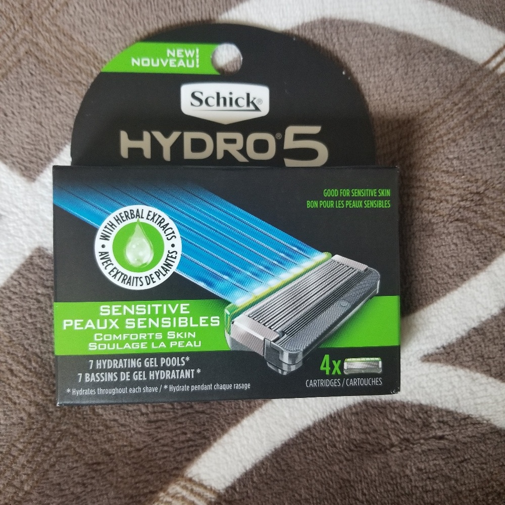 Shick Razor & Refills - Picture 2 of 3
